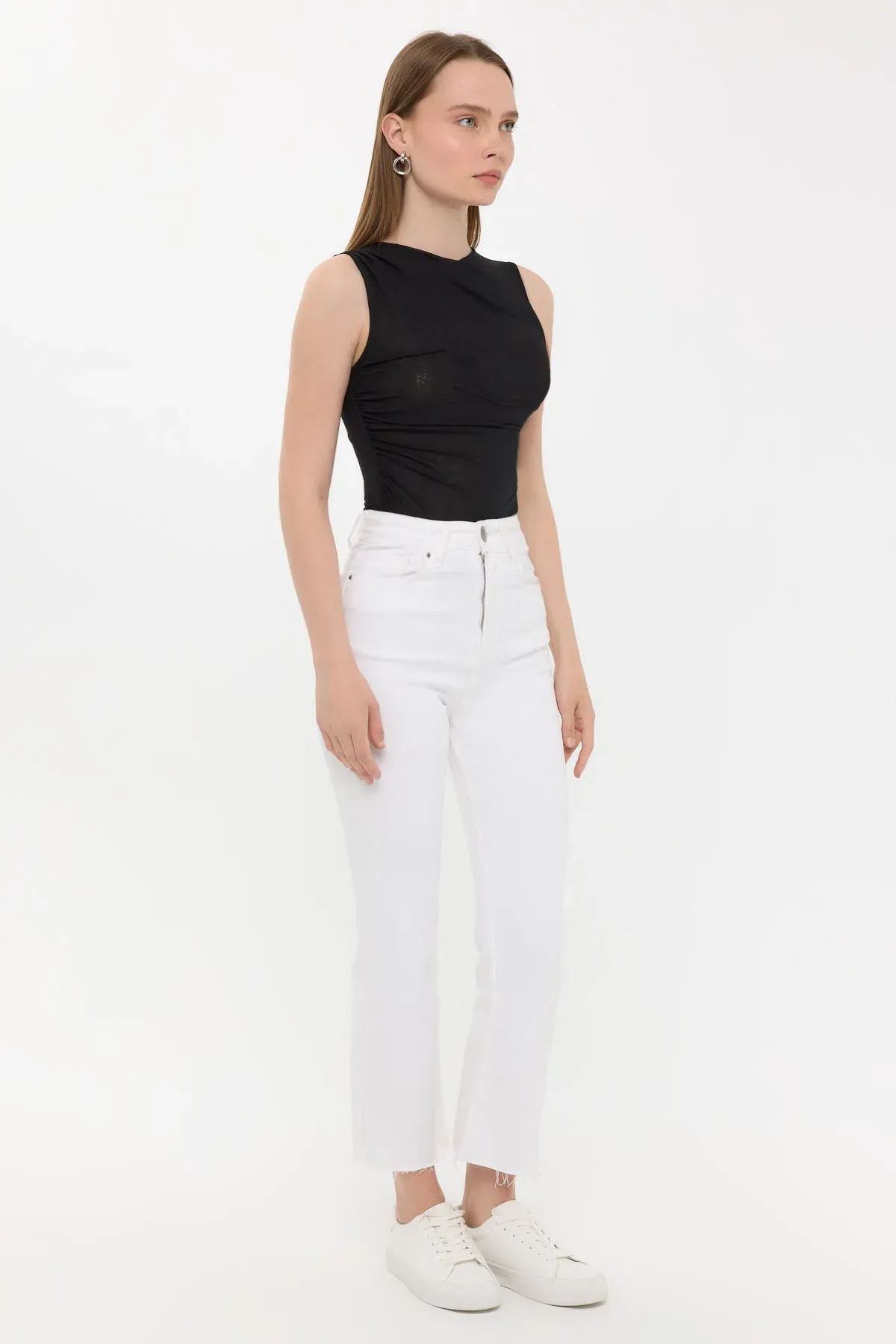 Sleeveless Round Neck Blouse 3
