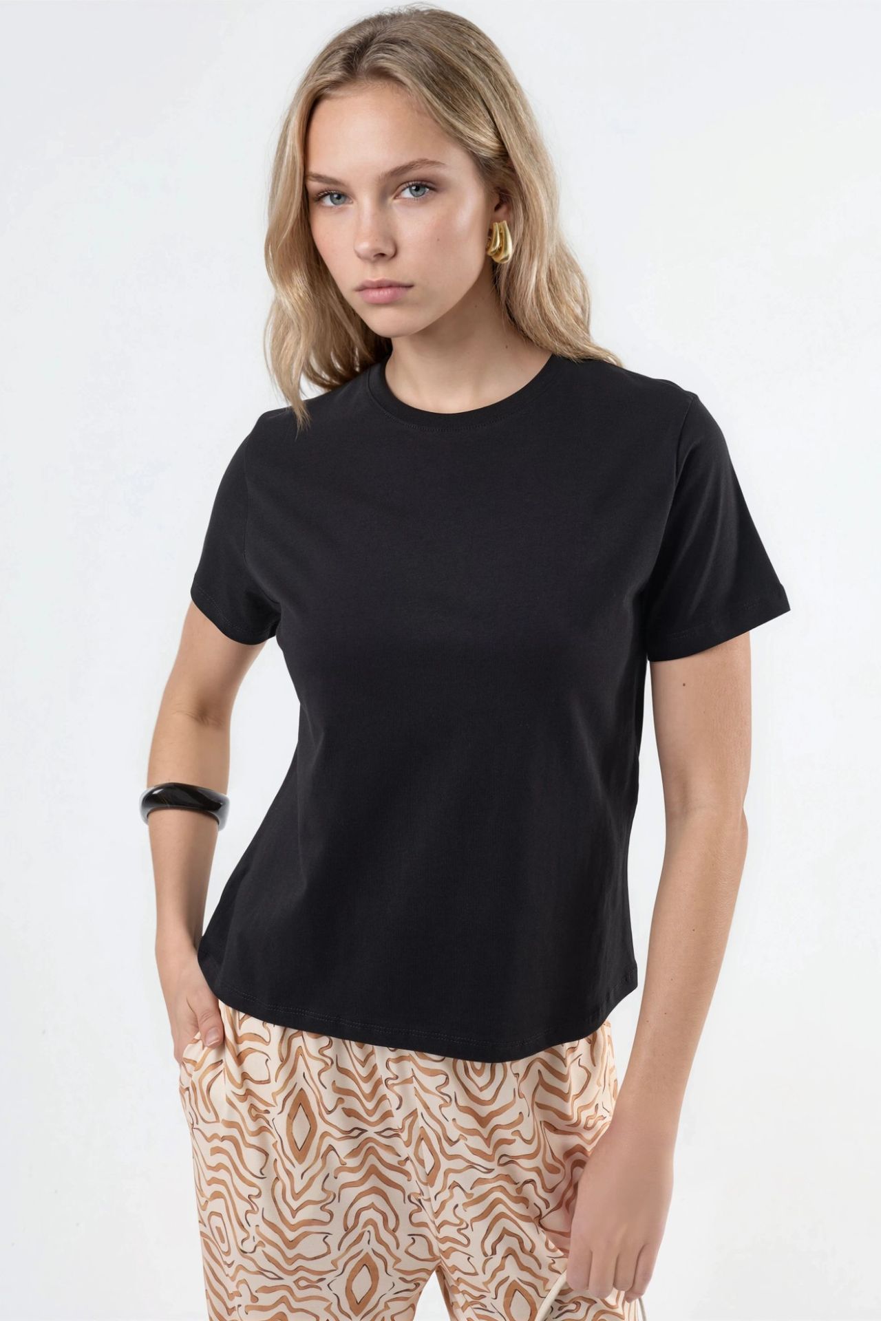 BUSEM Plain Crew Neck Cotton T-Shirt 1