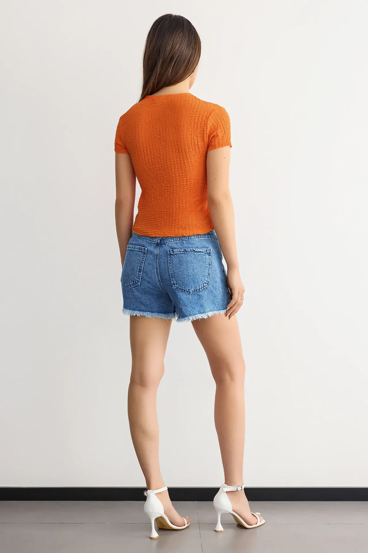 Short-Sleeve Round Neck Cropped Top in Textured Twisted Fabric
