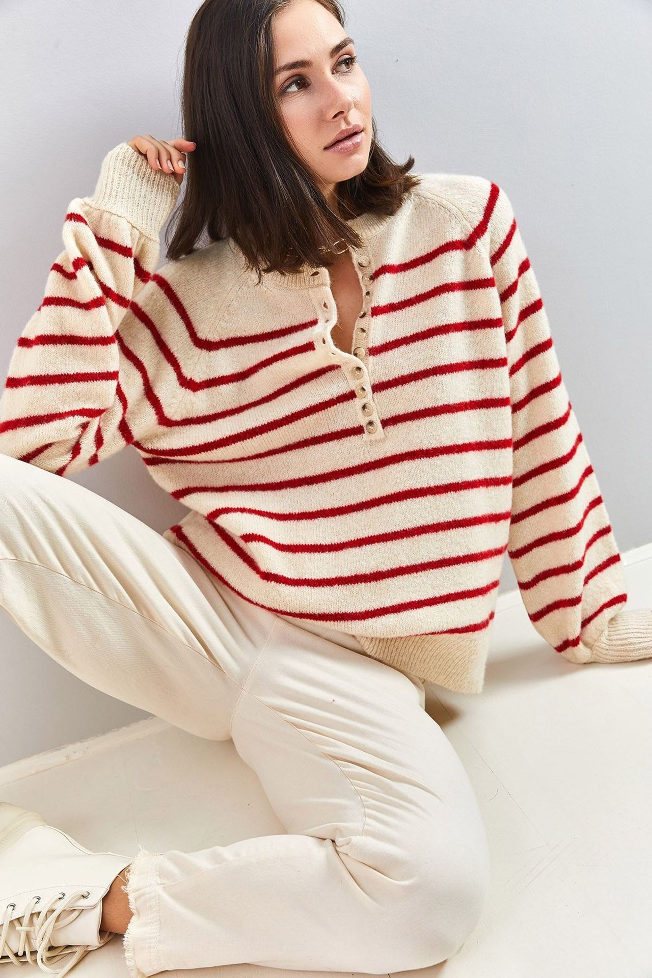 LUCCI Button-Collar Knit Sweater 1