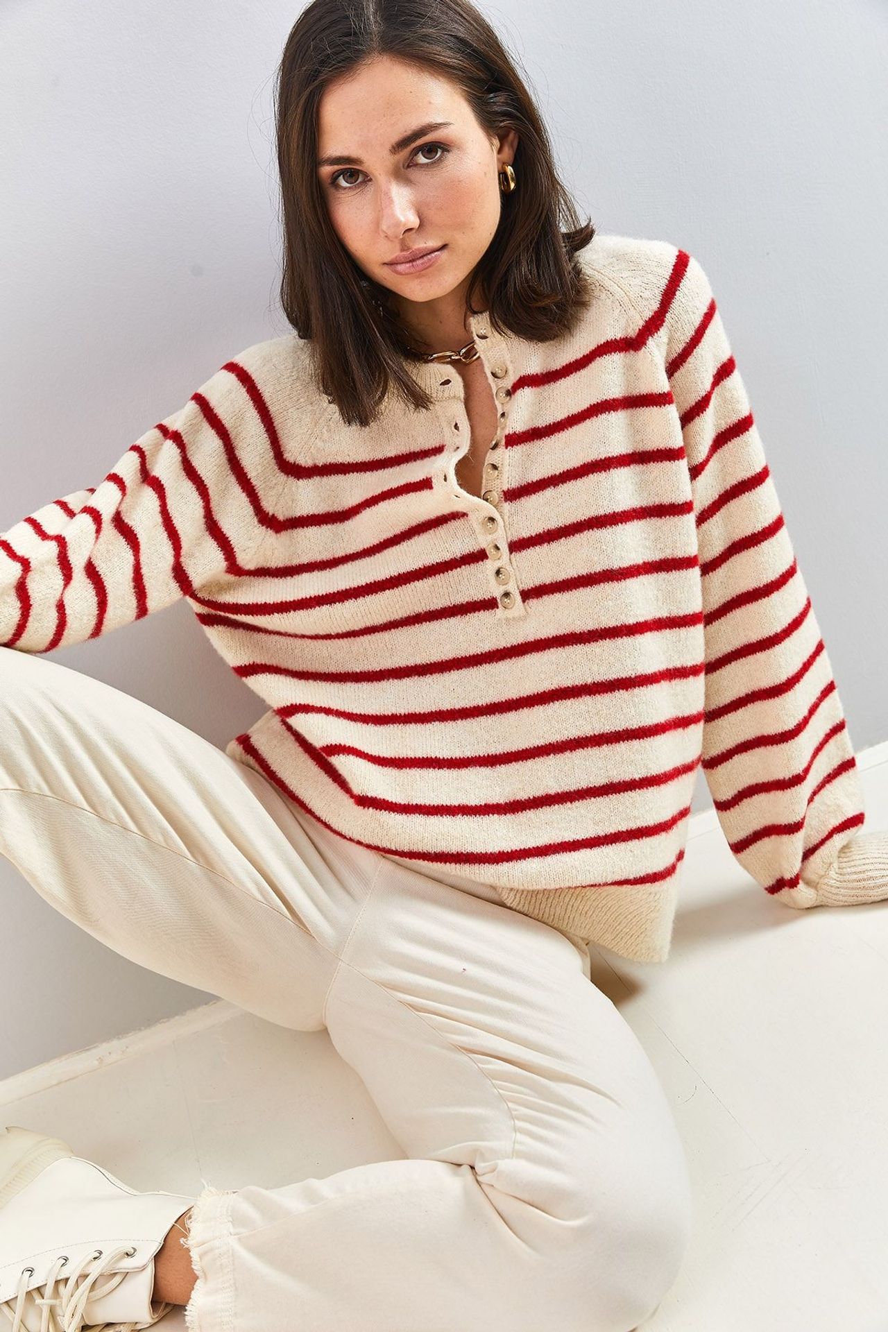 LUCCI Button-Collar Knit Sweater 3