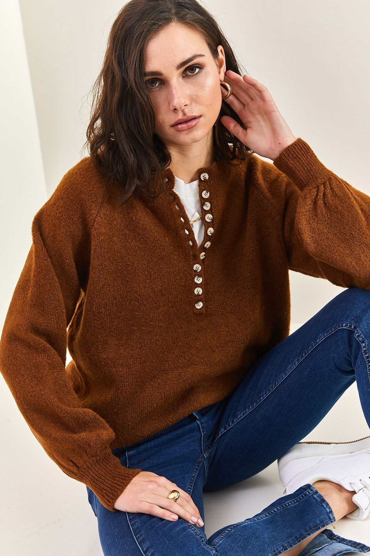 LUCCI Button-Collar Knit Sweater 2
