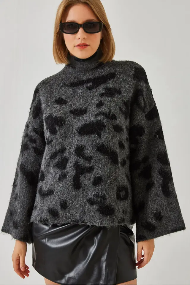 LUCCI Relaxed Fit Leopard Print Half Turtleneck Sweater