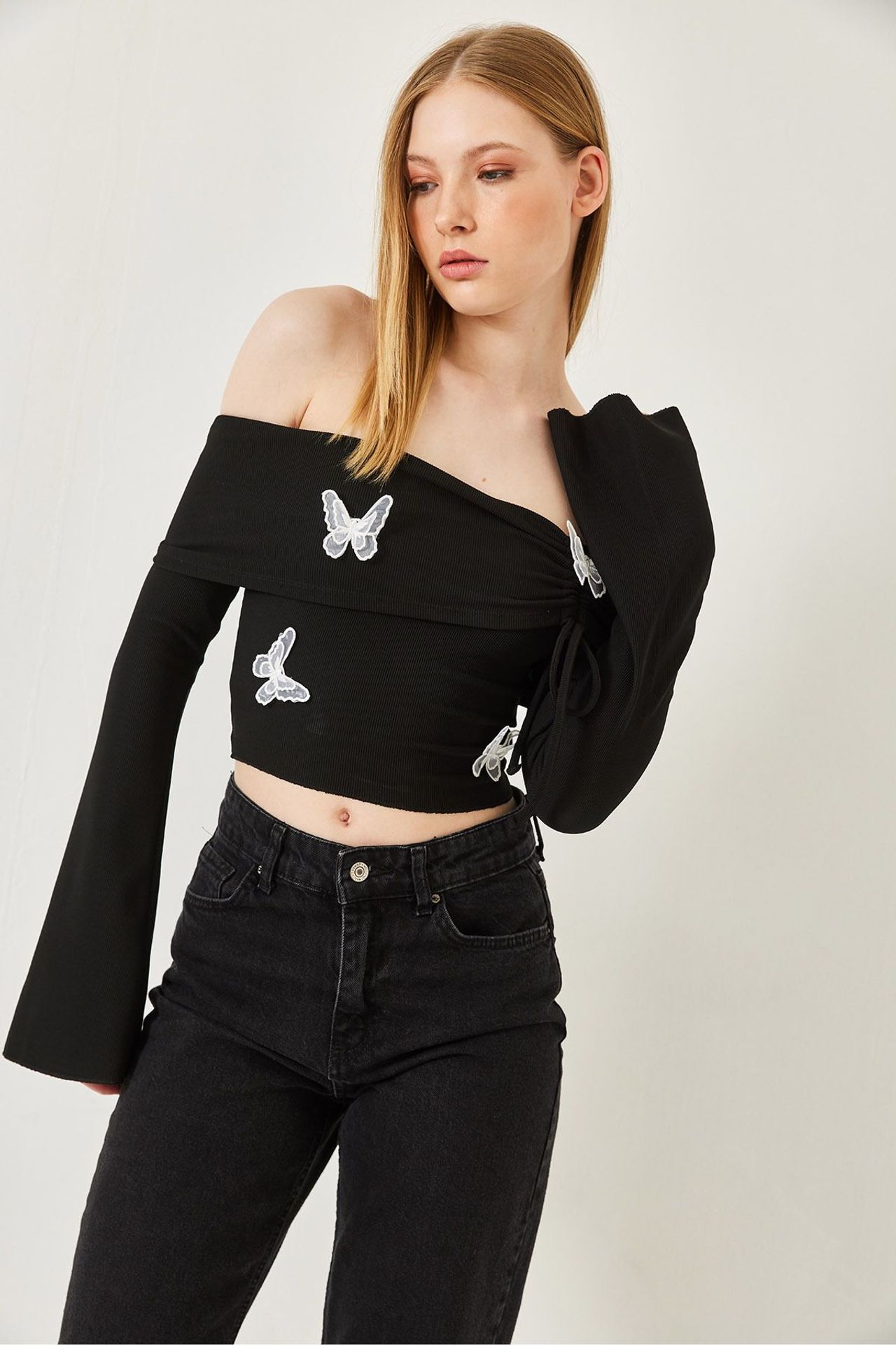 LUCCI Embroidered Crop Blouse with Madonna Collar 3