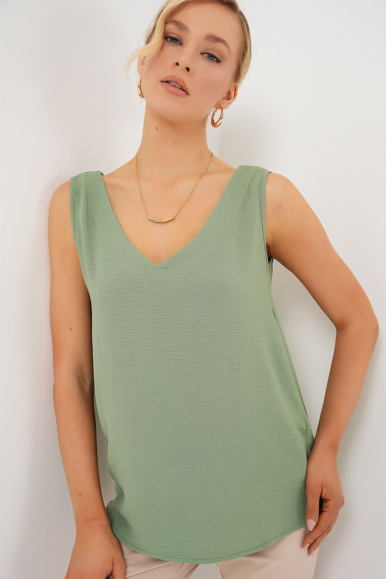 BDART Textured V-Neck Sleeveless Blouse 3