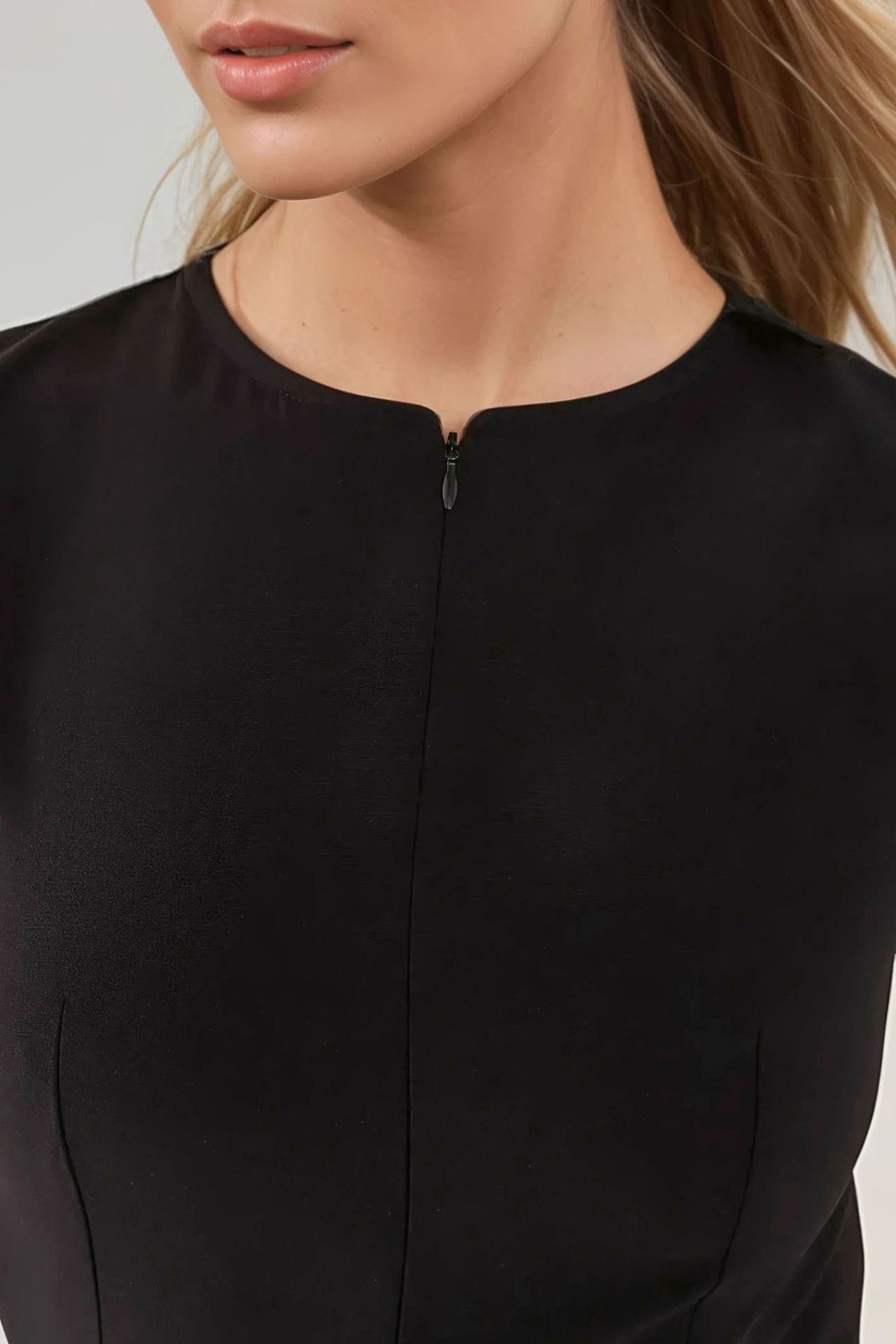Fitted V-Neck Sleeveless Zippered Top