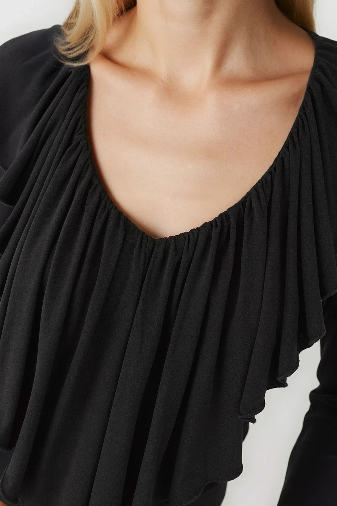 Frilly V-Neck Elastic Knitted Blouse 6